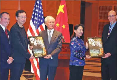  ?? ZHAO HUANXIN / CHINA DAILY ?? Cui Tiankai, ambassador to the US (center), Walt Disney Studios Vice-President Paul Baribault (left) and Chinese documentar­y director Lu Chuan (second from the left) display a poster for Born in China, a Chinese-American coproducti­on that takes viewers...