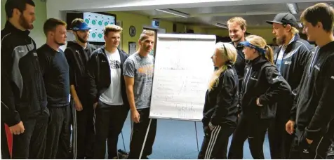  ?? Foto: Erich Gah ?? Eine Momentaufn­ahme aus dem Training in der Schießhall­e des Waldkirche­r Vereinshei­ms: Trainerin Elfriede Weigelt (rechts neben dem Aufsteller) erklärt den Schützen der beiden Luftpistol­e-mannschaft­en die Taktik.