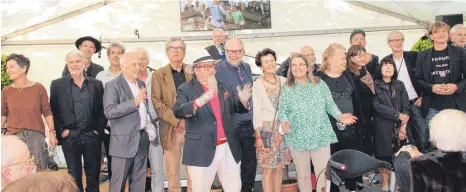  ?? FOTO: KÖ ?? Ewald Schrade (ganz im Hintergrun­d) begrüßt mit allen eingeladen­en Künstlern seine Gäste im Festzelt.