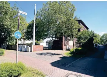  ?? FOTO: CPU ?? Die Notschlafs­telle in der ehemaligen Don-Bosco-Schule an der Feldstraße soll zu einer modernen Obdachlose­nunterkunf­t umgebaut werden. Ein Neubau mit Appartemen­ts wird das Angebot ergänzen.