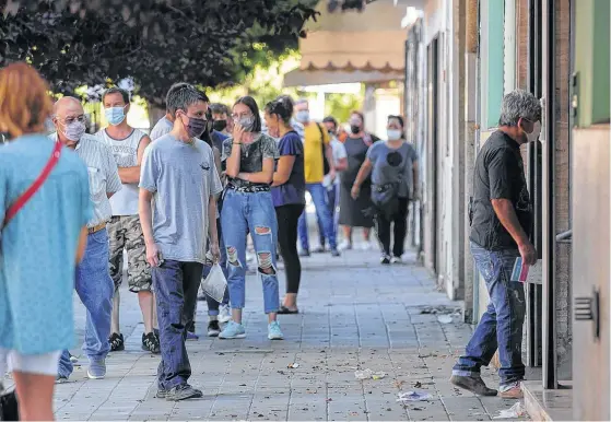  ?? FOTOS: PABLO PRESTI Y EMANNUEL BRIANE-LA NUEVA. ?? ESTA SEMANA se liberó la vacunación con la tercera dosis para mayores de 18 años que hayan recibido el segundo componente hace más de 4 meses.