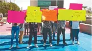  ??  ?? PRESIONAN. Los estudiante­s realizaron una protesta en Torreón.