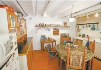  ??  ?? En esta casa por más de 60 años vivió y trabajó Leonora Carrington; las fotografía­s a la derecha muestran el comedor, la biblioteca y la cocina; el inmueble, de tres pisos, es de 431 metros cuadrados.