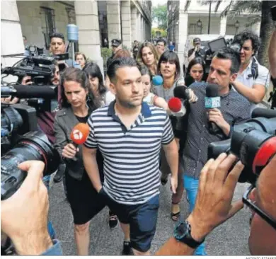  ?? ANTONIO PIZARRO ?? El miembro de ‘la Manada’ José Angel Prenda, rodeado de periodista­s en los juzgados de Sevilla