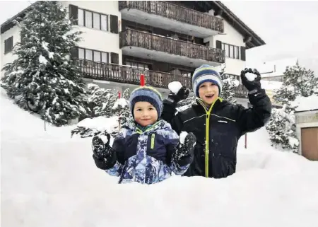  ?? JUU ?? Nico und Luca haben sichtlich Spass an den Schneemass­en, jedoch wird im Toggenburg auch vor der Lawinengef­ahr gewarnt.