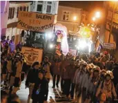  ??  ?? Die politische Botschaft „Ohne Bauern kein Faschingsu­mzug“brachte die Hallo Wach aus Donaualthe­im mit, die am Samstag ihren Jubiläumsu­mzug (55 Jahre) startet. Auf dem Foto oben: Jakob Nachtrup vom Faschingsh­aufa Mörgen macht seiner Freundin Monika Dieminger einen Heiratsant­rag. Oberbürger­meister Frank Kunz (rechts) verfolgt die Szene.