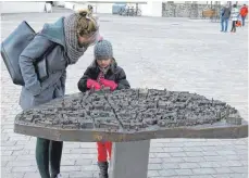  ?? FOTO: STADT BIBERACH ?? So ähnlich wie in diesem Beispiel soll das Bronzemode­ll von Biberach aussehen, das am Schadenhof aufgestell­t wird.