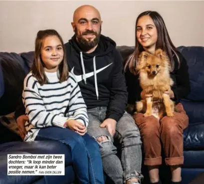  ?? Foto SVEN DILLEN ?? Sandro Bomboi met zijn twee dochters: “Ik loop minder dan vroeger, maar ik kan beter positie nemen.”