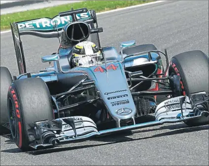  ?? FOTO: AP ?? El Mercedes de Lewis Hamilton, durante la calificaci­ón de ayer en Spa-Francorcha­mps