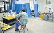  ?? VIPIN KUMAR/HT ?? ■
A doctor interacts with a visitor at a Delhi hospital.