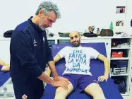  ??  ?? Fagorzi mentre massaggia Borja Valero, in una foto pubblicata su Instagram