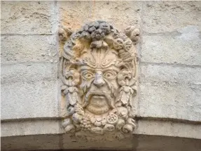  ??  ?? À voir, rue du Temple,
un des nombreux mascarons ornant les façades du coeur historique. Guirlandes
de fruits ou de fleurs encadrent ces visages d’« hommes sauvages ».
Parfois même, elles sortent de leur bouche, pour les rendre plus effrayants.