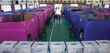  ?? ?? MANGSA banjir ditempatka­n di PPS SJKC New Kota berikutan kediaman mereka di Taman Mawai dan Taman Aman dinaiki air berikutan hujan berterusan sejak 10 Januari lalu.