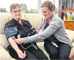  ?? PHOTO: LINDA ROBERTSON ?? Home sweet home . . . Bev Collis receives a checkup from Home Team registered nurse Michelle Fleury in her Brockville home following hospitalis­ation for a dislocated shoulder.