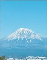  ?? CARL FINCKE PHOTOS ?? Left: Mount Fuji, from the bullet train. Right: