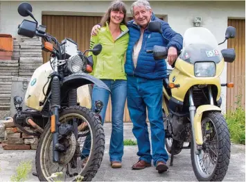  ?? Foto: Klaus Simon ?? Bestseller Autor und Motorradre­ise Legende Ted Simon hatte seit einiger Zeit sein Motorrad bei der Reisejourn­alistin und Aben teurerin Doris Wiedemann in Schwabmühl­hausen geparkt. Nun geht es wieder „on the road“.