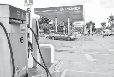  ?? JORGE COTA ?? > La Profeco manifiesta que las gasolinera­s que han revisado dan litros completos.