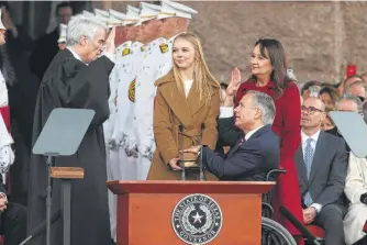  ?? Jerry Lara / Staff photograph­er ?? Gov. Greg Abbott takes the oath during a ceremony at the Capitol. With him are wife Cecilia and daughter Audrey. Administer­ing the oath is Chief Justice Nathan Hecht of the state Supreme Court.