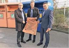  ?? FOTO: NN ?? Helmut Döpcke, Fachbereic­hsleiter Umwelt, Dezernent Thomas Visser und Wilfried Gossen, Geschäftsf­ührer GSAK, (von links) hatten im Dezember das Aus für den „Orangefarb­enen Sack“in Krefeld beschlosse­n.