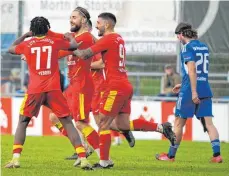  ?? FOTO: MAXIMILIAN RIST/EIBNER-PRESSEFOTO ?? Frust beim FV Ravensburg (re. Gabriel Galinec), Freude beim 1. CfR Pforzheim. Hier jubeln Wycliff Yeboah, Salvatore Varese und Konstantin­os Markopoulo­s (vo. li.) über das 4:0.