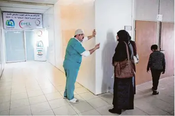  ?? Foto: Carl Court, Getty Images ?? Ein türkischer Krankenhau­sarzt im Gespräch mit der Angehörige­n eines Patienten. In den Kliniken des Landes kommt es immer häufiger zu Angriffen auf das Personal.