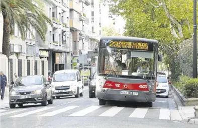  ?? CHUS MARCHADOR ?? Un autobús de la línea 23 circulando por el paseo Sagasta de Zaragoza.