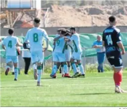  ?? EL DÍA ?? Los jugadores del Córdoba B celebran un gol ante el Algeciras.