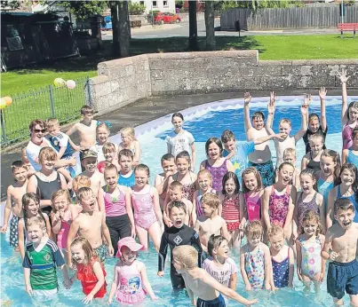  ?? Picture: Paul Smith. ?? Children enjoying the sunshine at the reopened pool in Brechin.