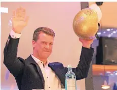  ?? FOTO: SC ?? Der Goldhelm als Zeichen des Deutschen Meisters der Berufsfahr­er ist weiter in festen Händen von Michael Nimczyk.