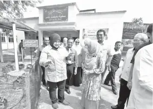  ??  ?? ROSNAH (kiri) melawat Surau Al-Faizin sempena Majlis Penutup Program Latihan Praktikal dan Khidmat Masyarakat: Baikpulih dan Menaiktara­f Surau Al-Faizin Sekolah Kebangsaan Wawasan Seremban 2, Jumaat.