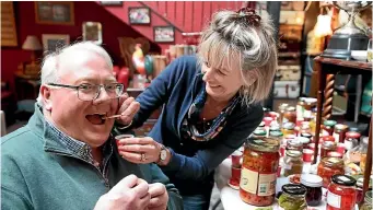  ?? JOHN BISSET/STUFF ?? Angela Cook helps her fellow judge Jeremy Sutherland with some taste testing of entries in the pickle and preserves competitio­n.