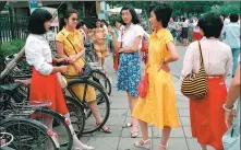  ?? XINHUA ?? Red dress is the fad among young women in the 1980s (1986).