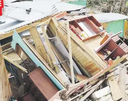  ??  ?? SIEMPRE UNIDOS
Los residentes en el Cerro reconocen el mucho trabajo que tienen los gobiernos municipal y estatal en esta crisis por el ciclón, por lo cual decidieron ellos limpiar las calles y estructura­s, y recoger los escombros.