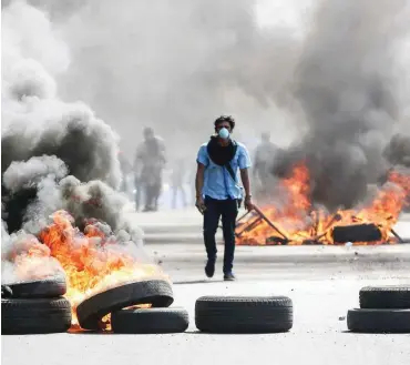  ?? Foto: dpa/Alfredo Zuniga ?? Ein Demonstran­t zwischen brennenden Barrikaden in Managua, Nicaragua