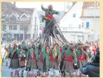  ?? FOTO: SMN ?? Die Ostracher Riedhexen bilden einen Scheiterha­ufen mit ihren Besen und lassen eine ihrer Hexen oben tanzen.
