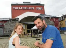  ?? FOTO: ULRIKE MERKEL ?? Auf dem Theatervor­platz laufen die Proben fürs Eröffnungs­spektakel der diesjährig­en Kulturaren­a. Walter Bart und Maartje Remmers sind Teil des -köpfigen Teams.