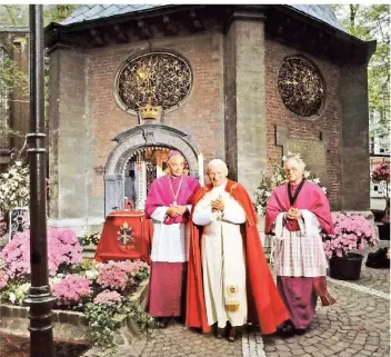  ?? ARCHIVFOTO: KNA ?? Das Ereignis, das eng mit Pastor Richard Schulte Staade verbunden ist: 1987 gelang es ihm, Papst Johannes Paul II. für einen Besuch in Kevelaer zu gewinnen, links ist Bischof Reinhard Lettmann zu sehen.