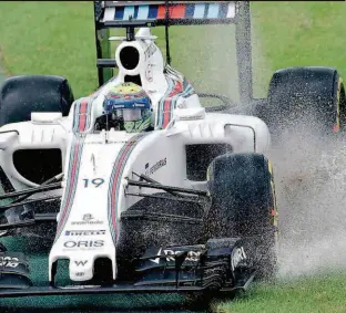  ??  ?? O piloto brasileiro Felipe Massa sofre com a pista molhada no autódromo de Melbourne, na Austrália; carros da Williams serão coadjuvant­es na categoria