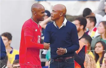  ??  ?? Adolfo Machado cumpriment­a o já histórico técnico Jorge Dely Valdés