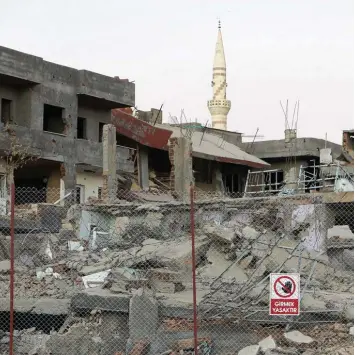  ?? Foto: Can Merey, dpa ?? So sah es nach den Gefechten im vergangene­n Jahr aus: das zerstörte und abgeriegel­te Viertel Abdul Kadir Pascha in Nusaybin im Kurdengebi­et der Südosttürk­ei. Jetzt lässt Erdogan überall neue Wohnblocks bauen.
