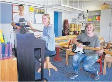  ?? FOTO: BIRGA WOYTOWICZ ?? Malik, Liliana und Carina (von links) bringen Schülern an der Schemmerho­fer Mühlbachsc­hule Musizieren bei.