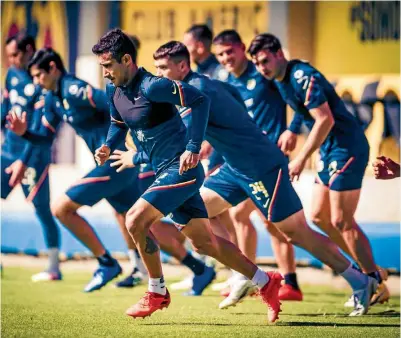  ??  ?? ENTUSIASMO. Luis Fuentes, Federico Viñas, Nicolás Benedetti y otros azulcremas, durante un entrenamie­nto del equipo.