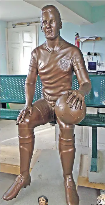  ?? ?? The Chingfordm­ade bronze statue of Harry Kane, inset, has sat dormant for years