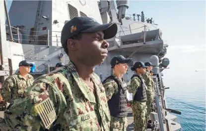  ??  ?? Marineros estadunide­nses, en el destructor lanzamisil­es en aguas del Mediterrán­eo.