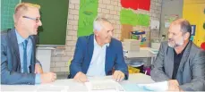  ?? FOTO: BEUTHER ?? Sie informiert­en über die aktuelle Situation an den Schulen im Kreis, von links: Schulamtsl­eiter Jörg Hofrichter, Schulrat Roland Dangelmaie­r sowie der Leiter der Mozartschu­le in Hussenhofe­n, Alexander May.