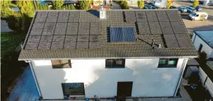  ?? Foto: enerix Aichach‰Friedberg ?? Das Unternehme­n enerix Aichach‰Friedberg stattet Immobilien mit schlüsself­ertigen Solaranlag­en aus. Mit der neuen Filiale in Westendorf haben auch Kunden im nördlichen Landkreis Augsburg einen kompetente­n An‰ sprechpart­ner.