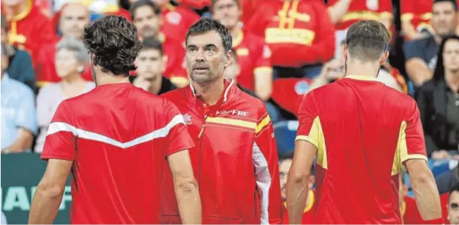  ?? EFE ?? Feliciano López y Granollers, con Bruguera, ayer durante su partido de dobles contra Francia, en Lille