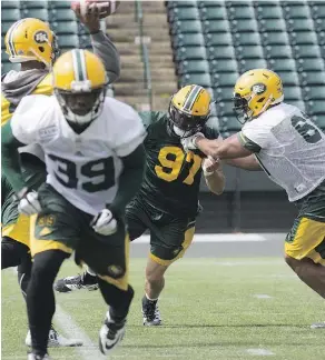  ?? DAVID BLOOM ?? John Chick, centre, battles Joel Figueroa, right, during an Eskimos team practice on Monday at Commonweal­th Stadium.