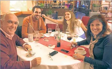  ?? GENTILEZA LAVEDRA ?? ENSAMBLADO­S. Ricardo Gil Lavedra en una comida con su hijo Nicolás, Claudia Piñeiro y su hija.