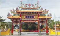  ?? ?? Qing Long Gong Temple, a beautiful and colourful Chinese temple.